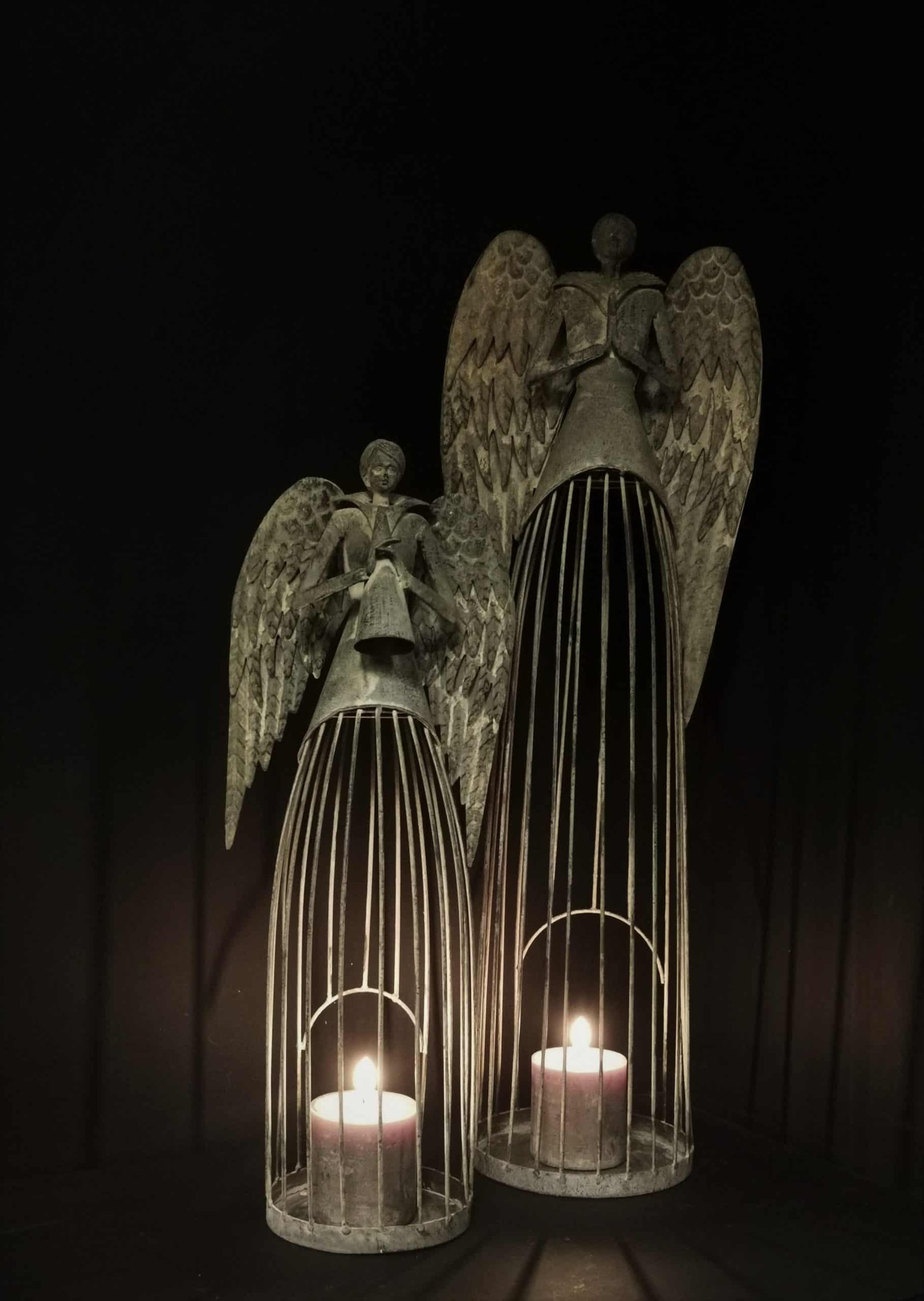 metalen-engelen-set-met-rok-kaarshouder 1 Set van 2 metalen engelen met kaarshouder landelijke stijl