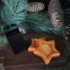 Geurblok kerstster met zwart metalen raspje en kunst dennengroen