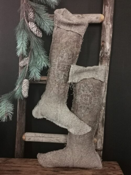 Kelim kerstkous van linnen shabbtdoek, hangend aan een decoratieladder ,et een guirlande kersttak