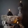 zwarte LED dennenappel op een wax krans en etagère met een merry Christmas kerstlint