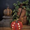 LED pompoenen op oude houten poer met een Nepalese kruik en hop rank