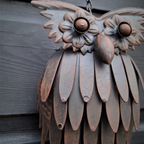 Hangende voederstation met uil