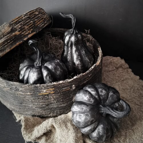 Oud zilveren pompoen in een leemmand met deksel