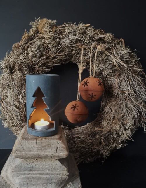 Brynxz cilinder kerstboom op een oude houten poer met een grote krans en metalen roest bellen