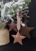 Roestige hangende ster aan lint in kunstkerstboom