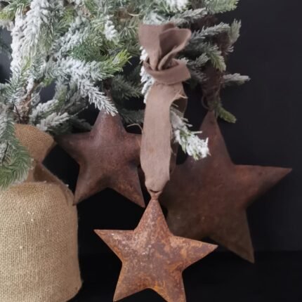 Roestige hangende ster aan lint in kunstkerstboom