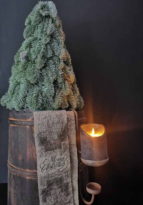 Houten pot met kunstnobilis en kelim kerstlint