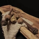 Oude houten trog met geleefd uiterlijk op landelijke tafel