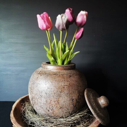 Bruine ronde pot met deksel met real touch tulpen in een oude houten schaal
