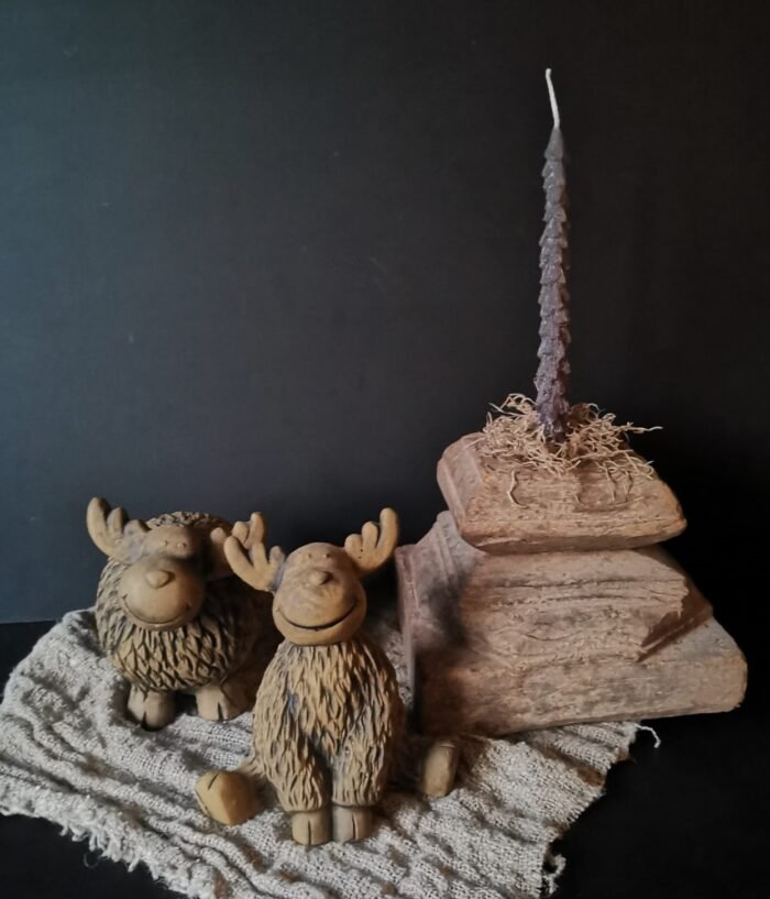 Brynxz set grappige rendieren met een oude houten poer en een Brynxz kerstboom kaars