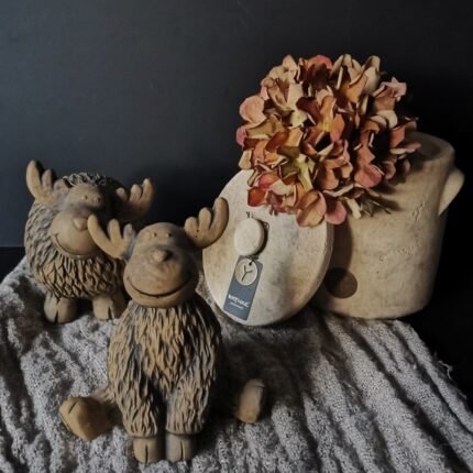 Brynxz set grappige rendieren op een shabby doek, gedecoreerd met een kunst hortensia in Brynxz pot met deksel