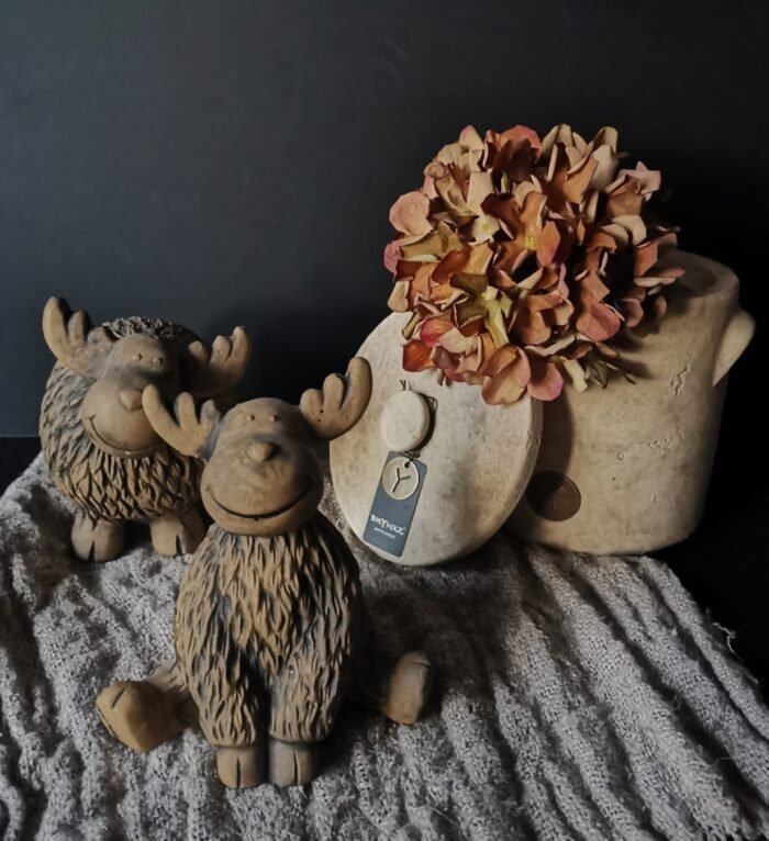 Brynxz set grappige rendieren op een shabby doek, gedecoreerd met een kunst hortensia in Brynxz pot met deksel