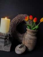 Countryfield LED stompkaarsen met een houten pot en kunsttulpen