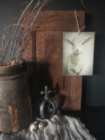 Deco bordje lammetje aan deurtje met houten pot en kroon