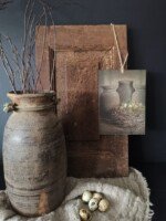 Deco bordje nest aan een oud deurtje met een Nepalese pot, shabby doek en kwartel eieren