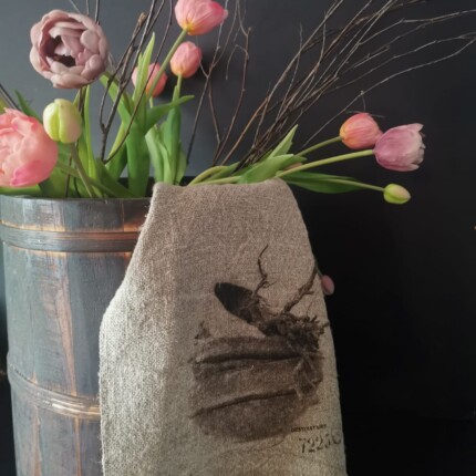 Gekleurde shabby doek schaal in een pot met tulpen