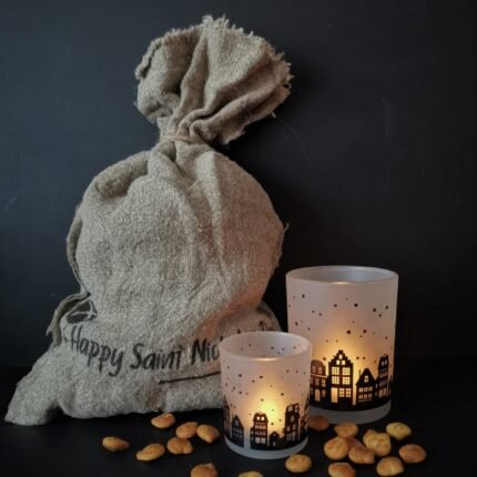 Glazen windlicht met huisjes met sinterklaaszak en pepernoten