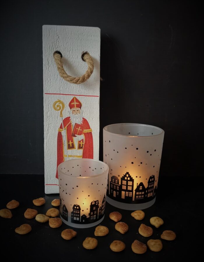 Glazen windlicht met huisjes met sinterklaasplank en pepernoten