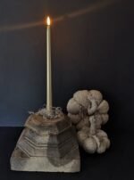 Gotische LED dinerkaarsen van 38cm goud in een oude houten poer met shabby pompoenen