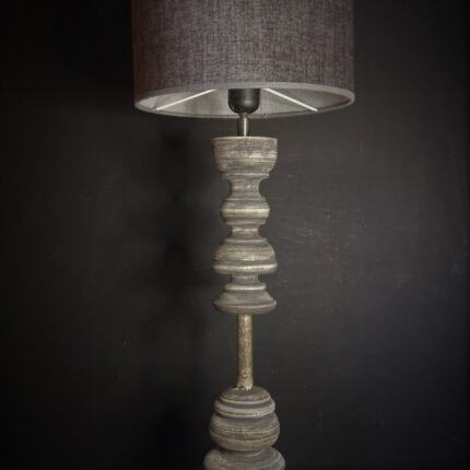 Grijze houten pinakel lamp