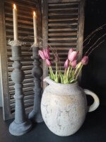 Grijze kruik met handvat gevuld met kunsttulpen met grijze kandelaar en LED kaarsen.