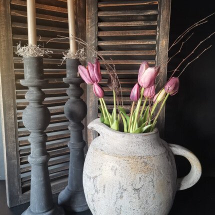Grijze kruik met handvat gevuld met kunsttulpen met grijze kandelaar en LED kaarsen.
