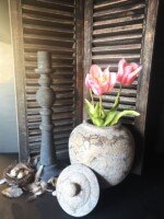 Grijze ronde pot met deksel met kunsttulpen en vintage Louvre luik