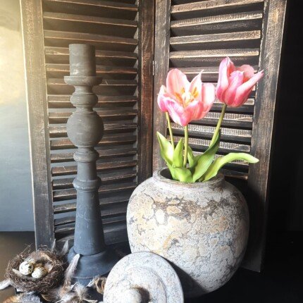 Grijze ronde pot met deksel met kunsttulpen en vintage Louvre luik