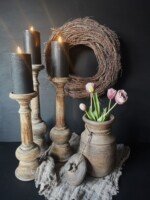 Houten baluster kandelaars met Nepalese pot, krans en kunst tulpen