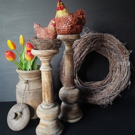 Houten baluster kandelaars met kippen, tulpen en krans