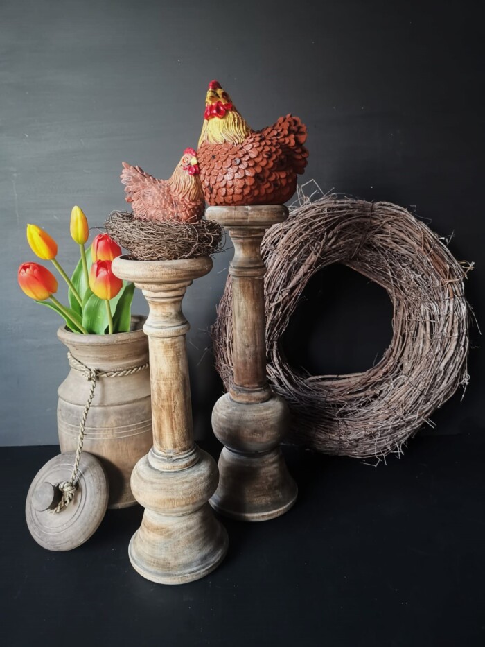 Houten baluster kandelaars met kippen, tulpen en krans