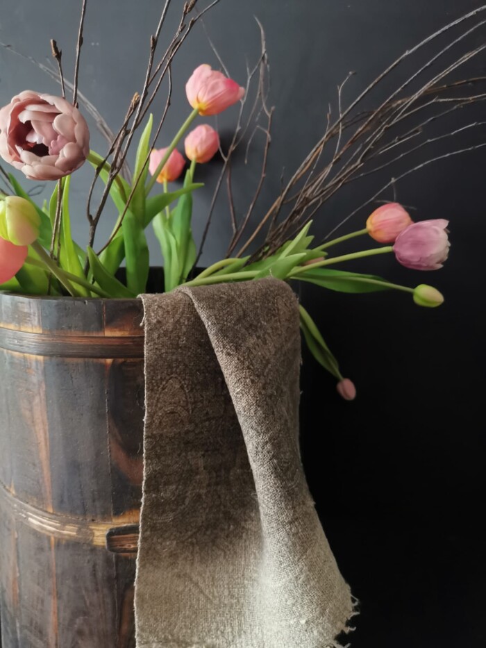 Kelim shabby doek dip dye grijs op een houten pot met tulpen en takken
