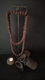 ketting van natuurlijke materialen op een metalen statief gecombineerd met Nepalese kruiken en een houten theelichthouder