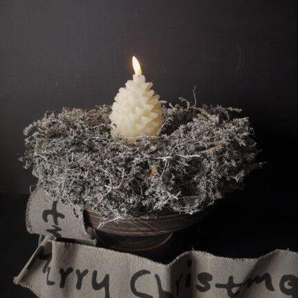 Creme LED dennenappel op wax krans en houten etagere