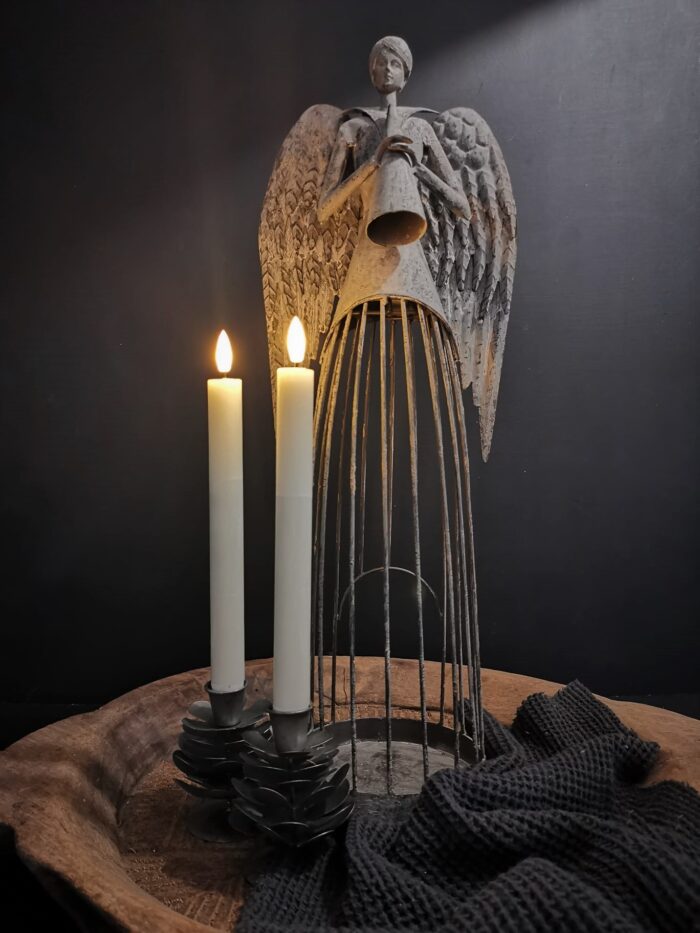 Metalen kaarsenstandaard dennenappel met metalen engel in een houten schaal