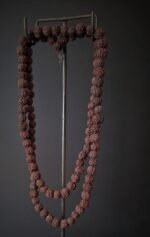 natuurlijke kralen ketting op een metalen statief
