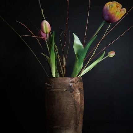 Oude Nepalese pot met metalen oog