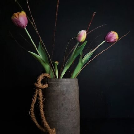 Oude Nepalese pot met touw