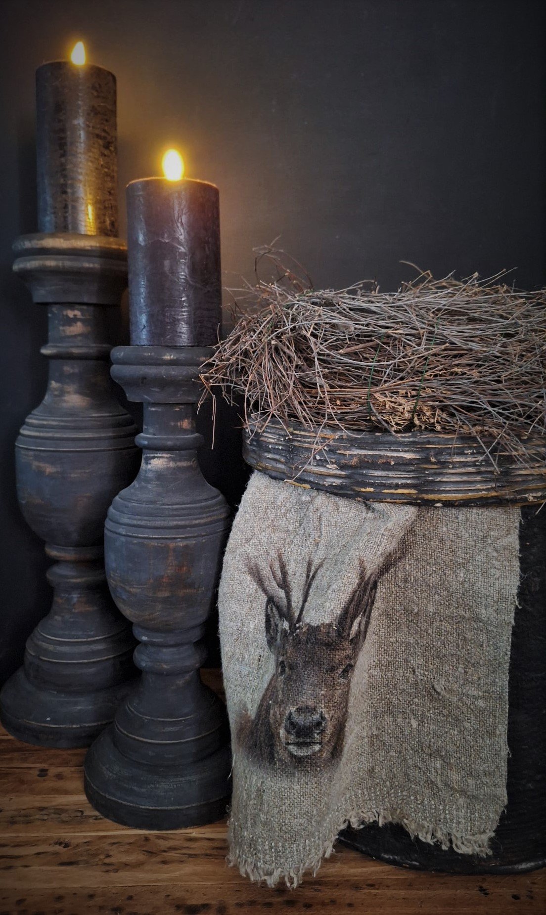 shabby met rendier in kleur, hangend in een leemmand met deksel en grijzen baluster kandelaren en zwarte LED kaarsen