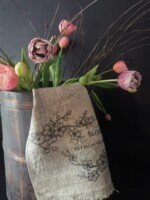 Shabby doekje bloesem in een houten pot met kunsttulpen
