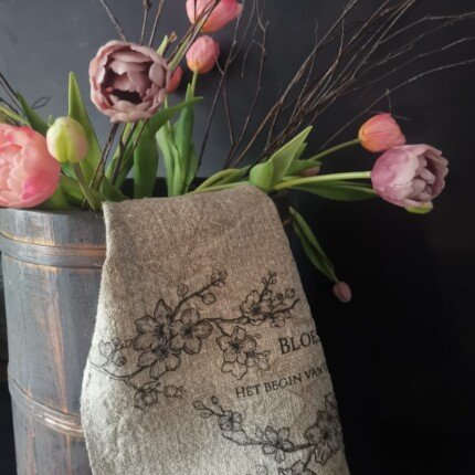 Shabby doekje bloesem in een houten pot met kunsttulpen