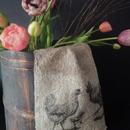 Shabby doekje familie kip in een houten pot met tulpen