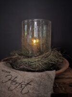 Shabby doekje herfst met steenslag bubbel windlicht in een oude houten schaal op een tijmkrans