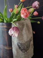 Shabby doekje kip met kuiken in een houten pot met tulpen.