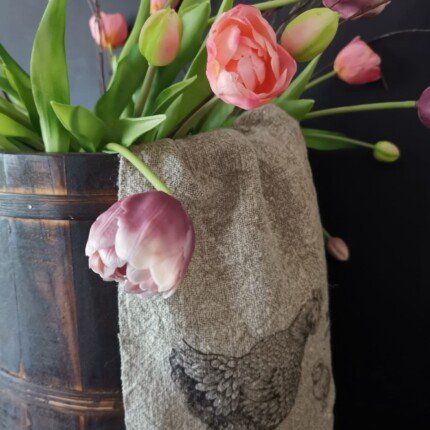 Shabby doekje kip met kuiken in een houten pot met tulpen.