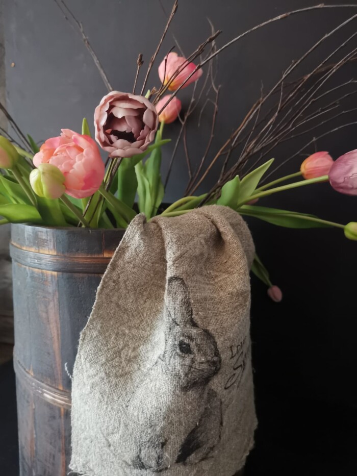 Shabby doekje konijn in een houten pot met kunsttulpen