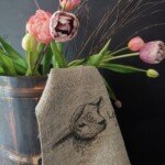 Shabby doekje lammetje in een houten pot met tulpen