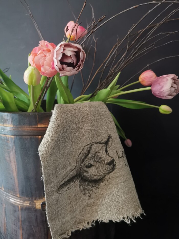 Shabby doekje lammetje in een houten pot met tulpen