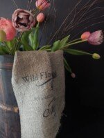 Shabby doekje magnolia met tulpen in een houten pot