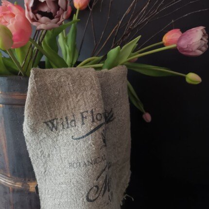 Shabby doekje magnolia met tulpen in een houten pot